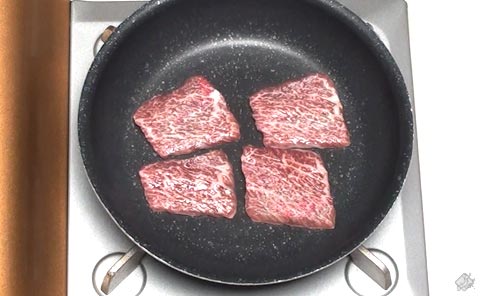 肉を焼く