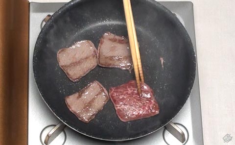 肉を裏返す