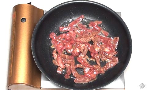 肉を焼く