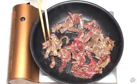 肉を裏返す