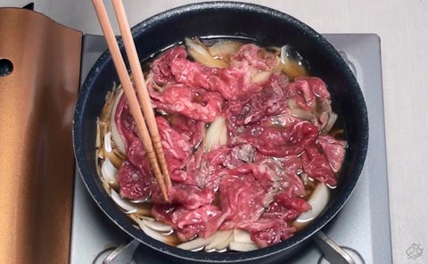 牛肉を入れる