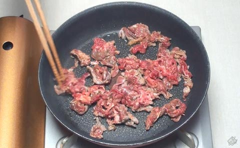 肉を焼く