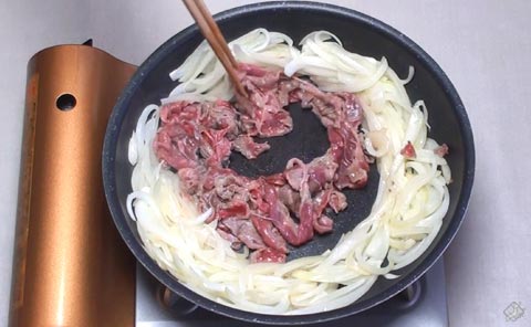 牛肉を加える