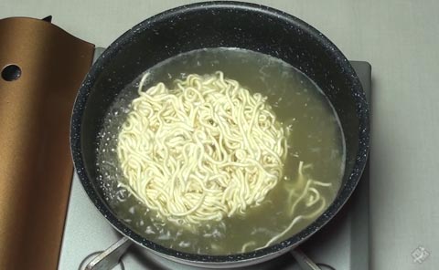 麺を茹でる