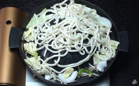 うどんを入れる