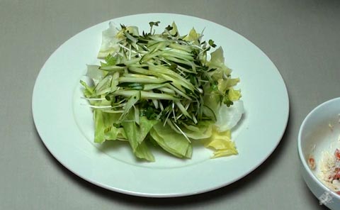 野菜を盛り付ける