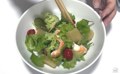サラダの具材を和える