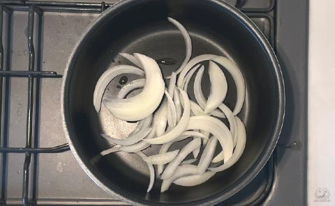 玉葱を炒める