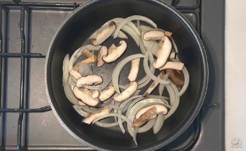 椎茸を炒める