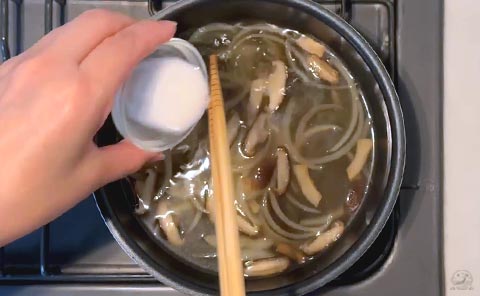 水溶き片栗粉を入れる