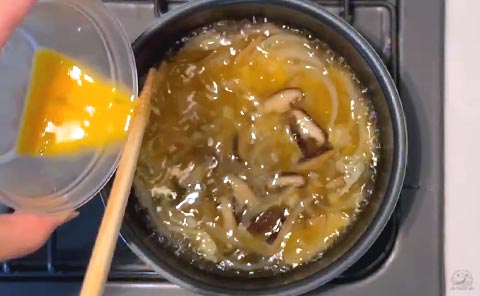 溶き卵を入れる
