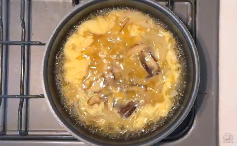 卵に火を通す