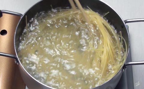 パスタを茹でる