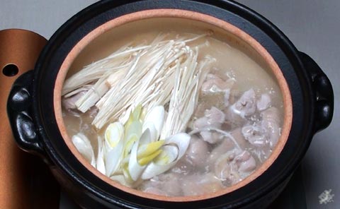 鶏肉、エノキ、ネギを入れる