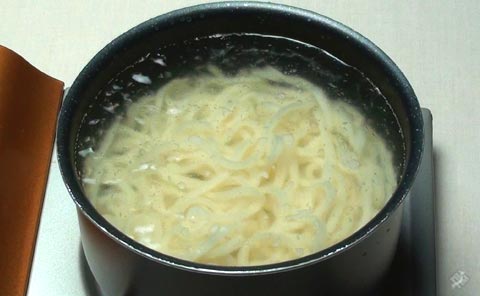 うどんを茹でる