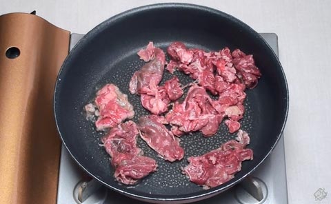 肉を広げて焼く