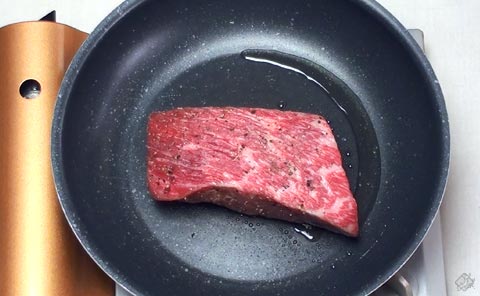 肉の表面を焼く