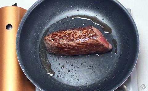 肉の全面を焼く