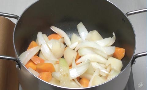 野菜を炒める