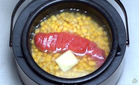 内窯に具材を入れて炊飯