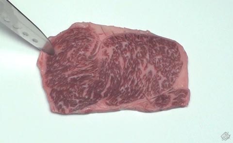 肉の筋を切る