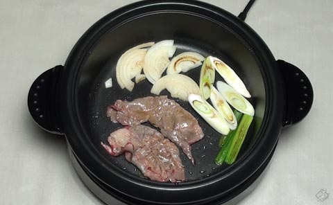 肉を焼く