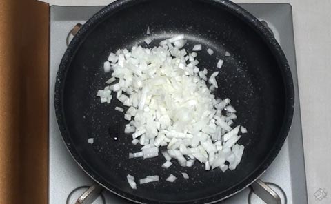 玉葱を炒める