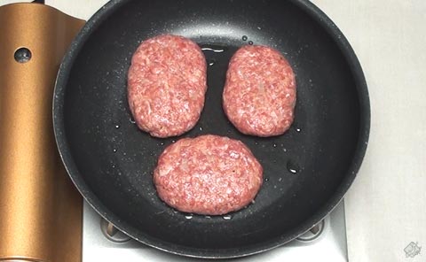 ハンバーグを置く