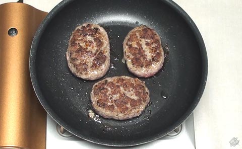 ハンバーグを焼く