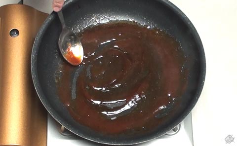 肉の旨味をソースにうつす