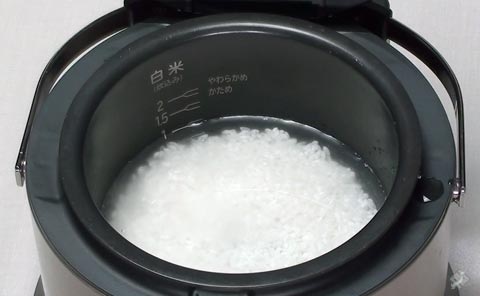 米を洗う