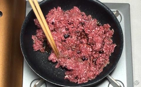 挽き肉炒める